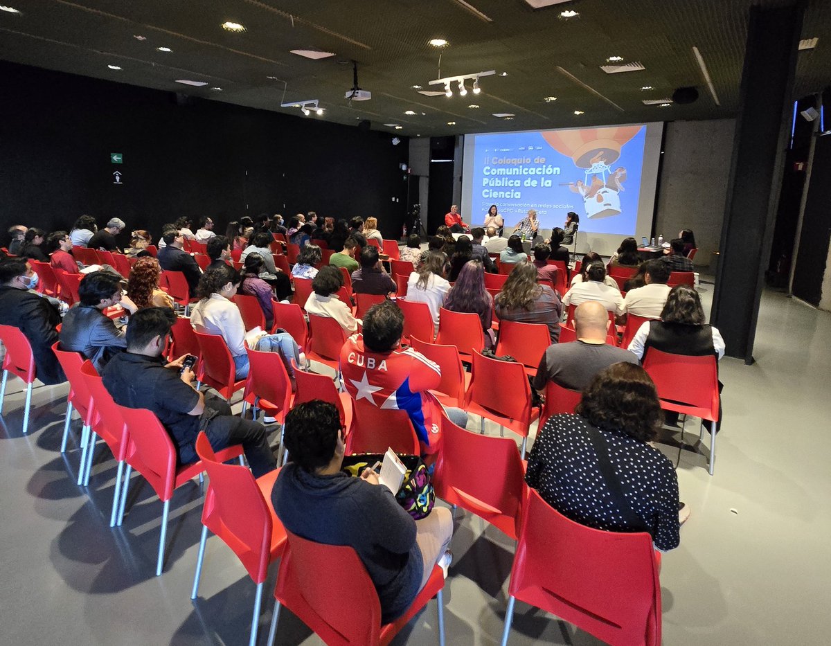 ElLaloLanda's tweet photo. Así se ven muchas personas discutiendo sobre qué ciencia comunicamos cuando hacemos contenidos de CPC.
Estuvo muy nutrida la asistencia presencial en el #ColoquioCPC, sin contar las más de 250 personas en línea que nos siguieron desde diferentes parte de 🇲🇽 y el mundo. https://t.co/ZvKkU3klP4