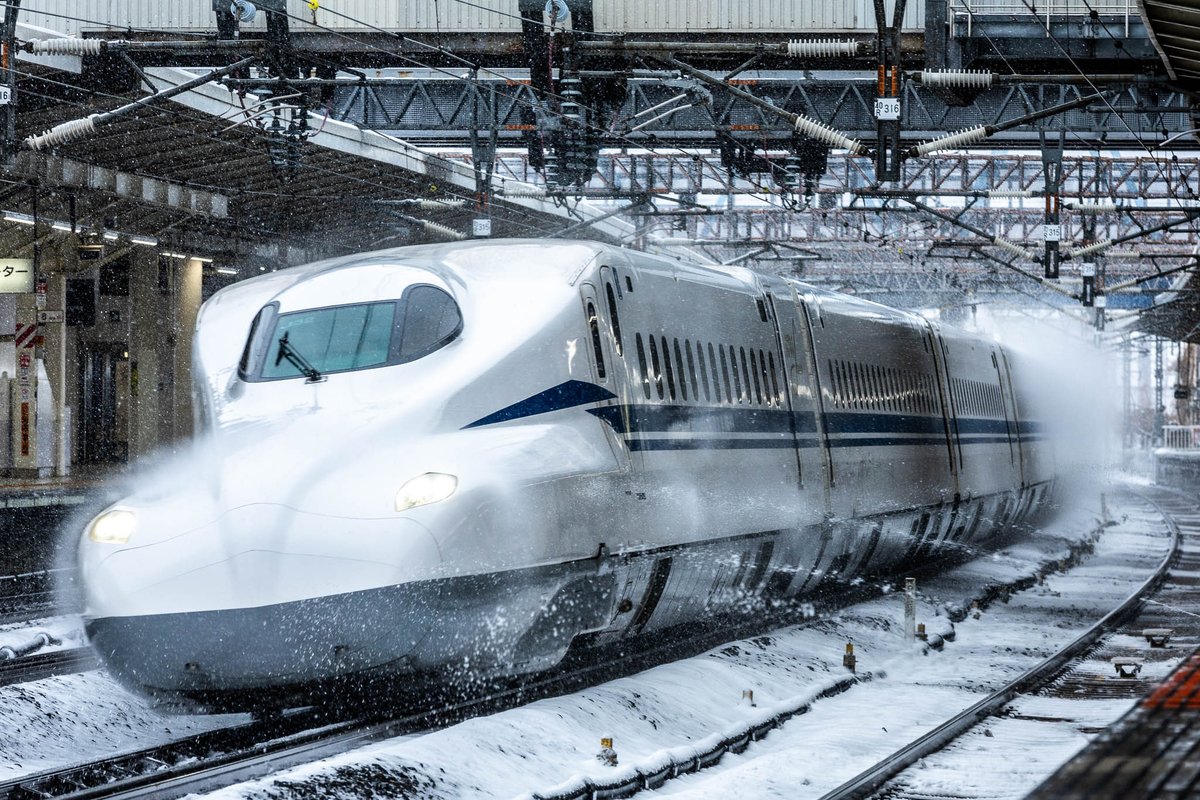 colact's tweet photo. 米原駅　雪の新幹線

#新幹線
#米原駅 https://t.co/GNRVp7Jf4Z