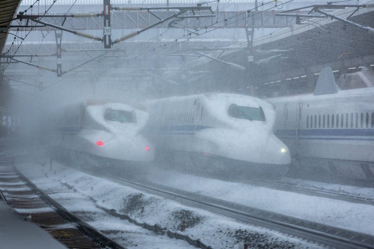 colact's tweet photo. 米原駅　雪の新幹線

#新幹線
#米原駅 https://t.co/GNRVp7Jf4Z