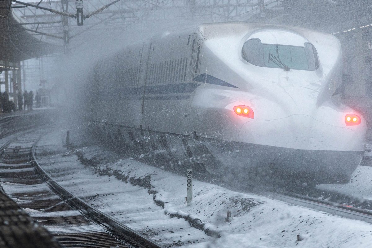 colact's tweet photo. 米原駅　雪の新幹線

#新幹線
#米原駅 https://t.co/GNRVp7Jf4Z