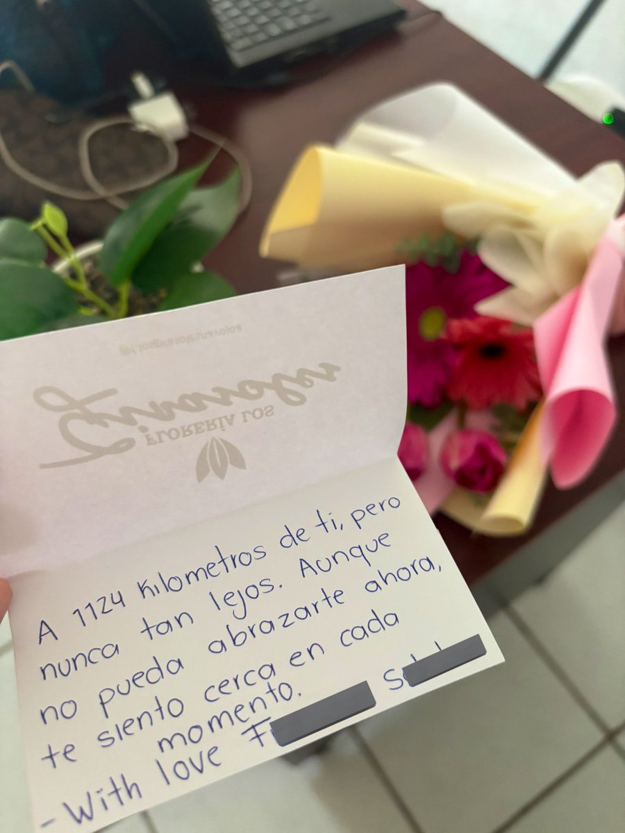 Cfierroa's tweet photo. Ni en su viaje deja de ser tan atento en los detalles 🥹🩶 https://t.co/9n8KBZS5zz