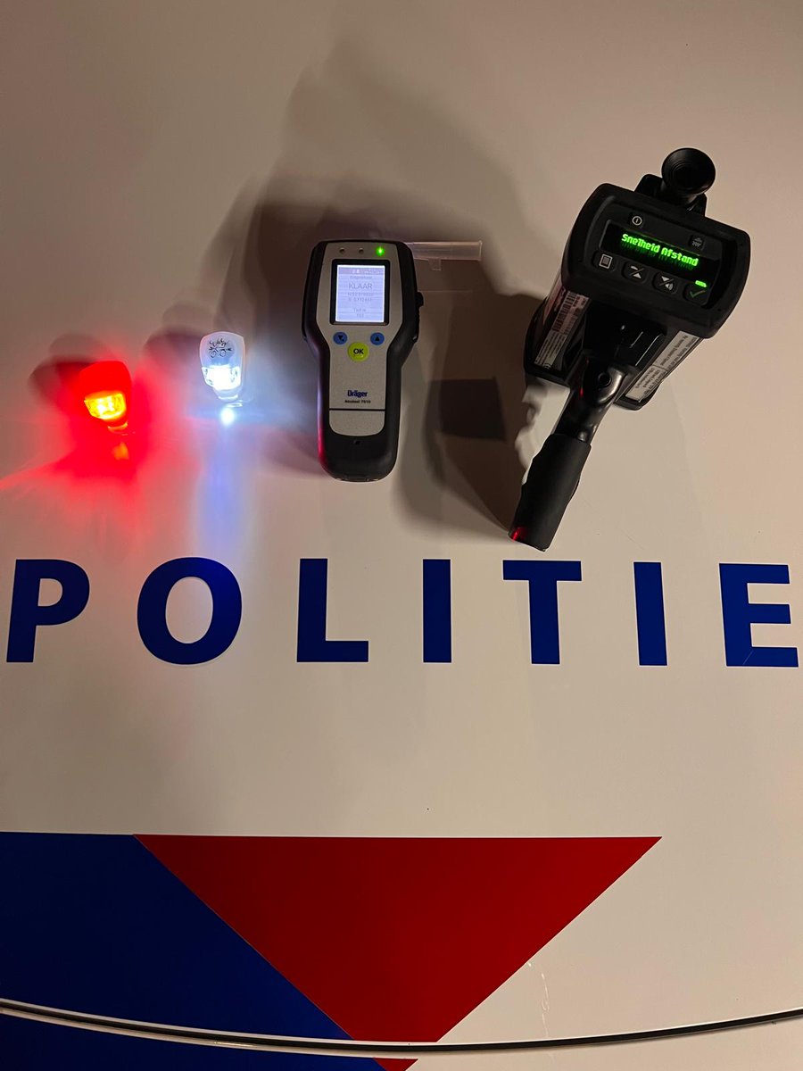 Zojuist thv kruising Veluwelaan - Zuiderzeestraatweg Wezep een verlichting/snelheid en alcoholcontrole gehouden. Het grote deel hield zich keurig aan de regels. Helaas toch nog 2 bekeuringen voor verlichting en snelheid en eenmaal proces-verbaal voor rijden onder invloed.