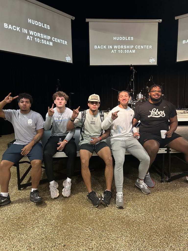 JadonDucoss's tweet image. Dawgs up baby @HCUFootball #thestandard #jesusjuice college weekend