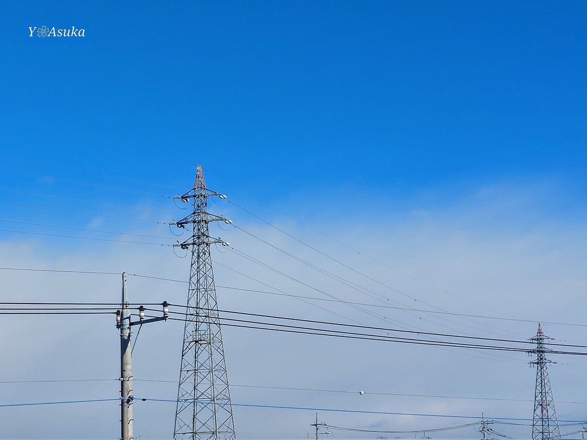 yumeasutw's tweet photo. #青空 にお日様燦々✨快晴のキーンと冷えた穏やかな日曜日の朝☀️
北の彼方で雪雲がモフモフ🌨️

 予想最高/最低気温🌡️9℃/-4℃
晴れ☀
お洗濯日和👕👖午後は北西の風が冷たそうです🌬️➰➰

#イマソラ #いまそら
#空の名前
#天気の図鑑
#きょう出会う空
#鉄塔
#a2025 #a0209 #a202502 #a2025023 https://t.co/7Aa1NCNOYv