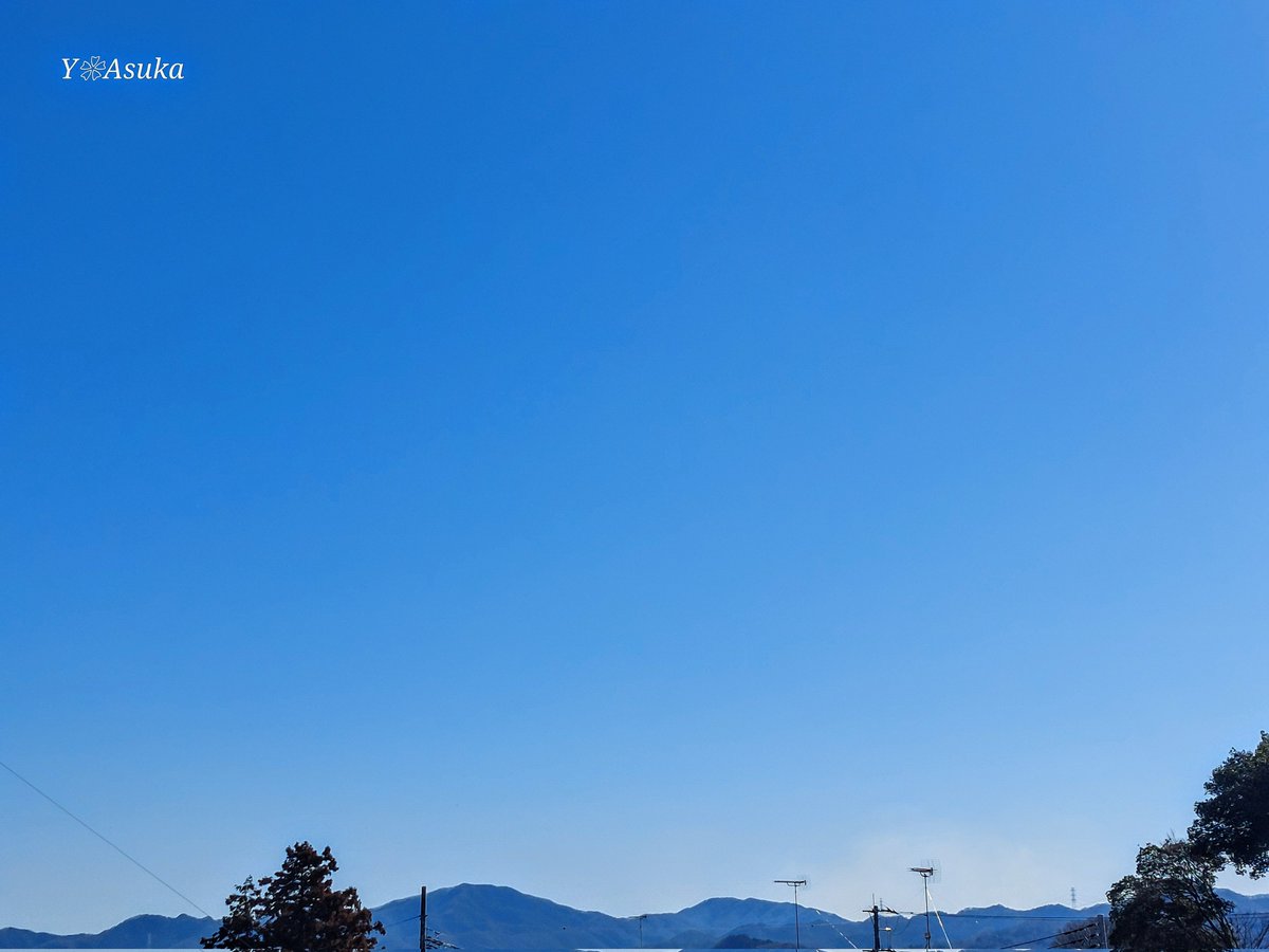 yumeasutw's tweet photo. #青空 にお日様燦々✨快晴のキーンと冷えた穏やかな日曜日の朝☀️
北の彼方で雪雲がモフモフ🌨️

 予想最高/最低気温🌡️9℃/-4℃
晴れ☀
お洗濯日和👕👖午後は北西の風が冷たそうです🌬️➰➰

#イマソラ #いまそら
#空の名前
#天気の図鑑
#きょう出会う空
#鉄塔
#a2025 #a0209 #a202502 #a2025023 https://t.co/7Aa1NCNOYv