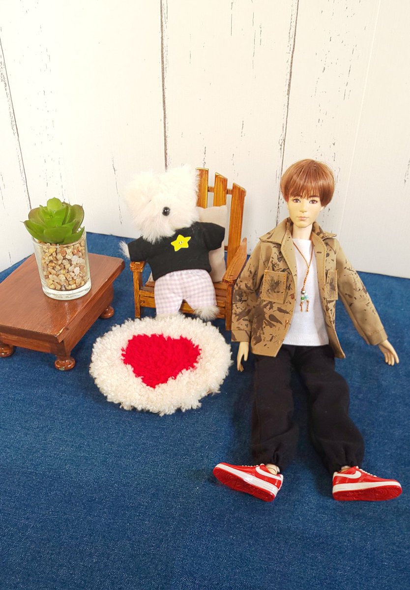 btsjk319's tweet photo. おはようございます💜
ジャケット作りました。
モールドールは白熊❔犬❔😆
#BTSdoll
#ハンドメイド
#モールドール https://t.co/ygYFW4hOvf