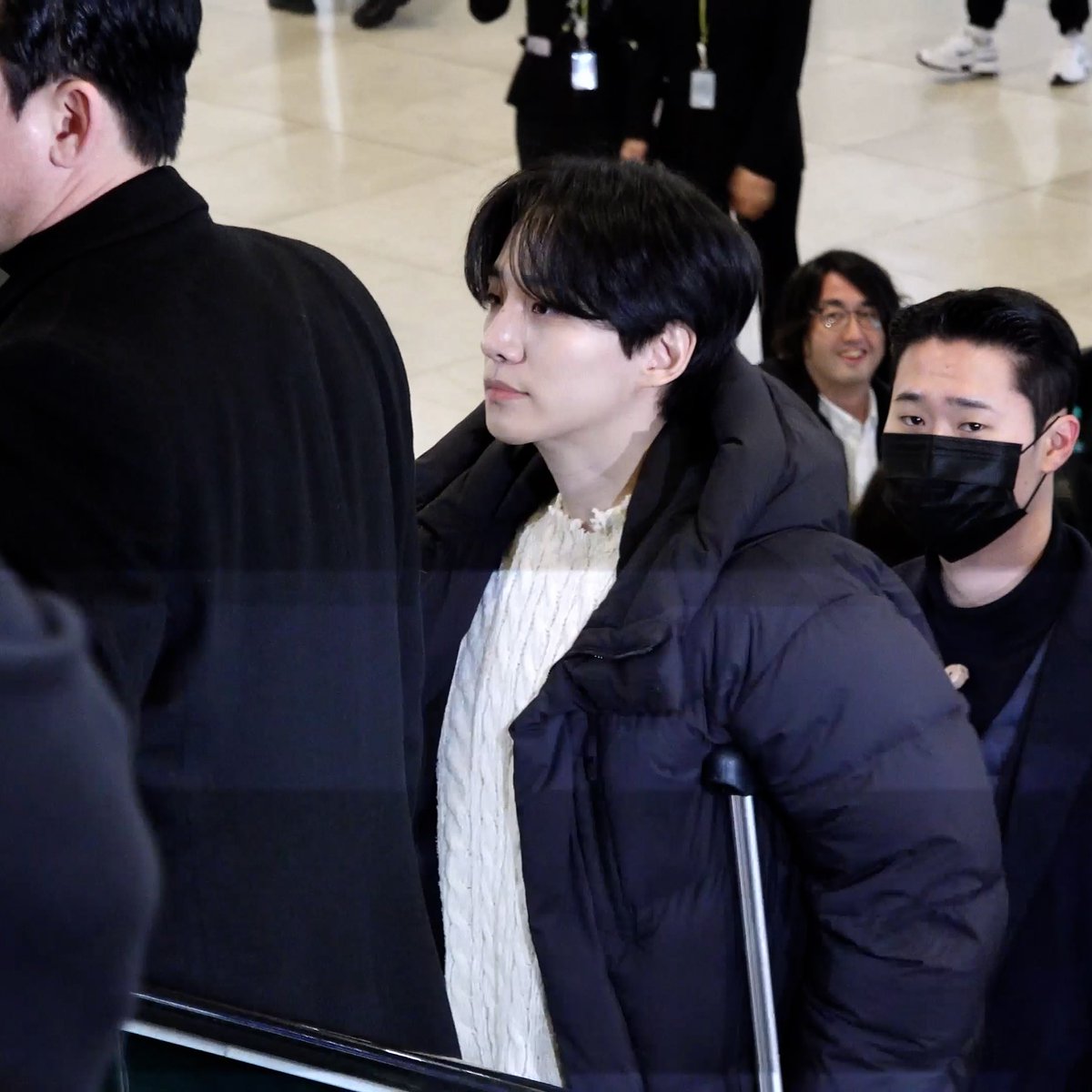 tvdaily_global's tweet photo. 2PM’s Junho Spotted on Crutches at Gimpo Airport | Departing for Tokyo
🔗https://t.co/zPltQtK516
#2PM #Junho #LeeJunho #Tokyo #Japan #FanMeeting #GimpoAirport #Kpop #KpopIdol #AirportFashion #CelebrityStyle #JunhoInjury #StayStrongJunho #GetWellSoonJunho #JYPEntertainment #투피엠 #준호 #목발 #김포공항 #출국