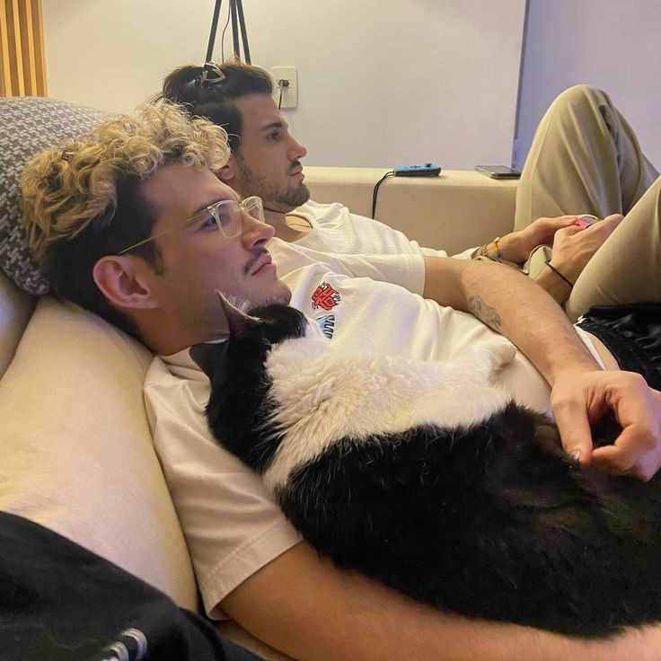 isaultimanoite's tweet image. Compra de Olhar | Mini Au pejão

Onde João está em uma papelaria comprando seu material para o último semestre da faculdade e não percebe que tem um rapaz o encarando, ou, onde Pedro encara um rapaz na papelaria na tentativa de dar em cima dele