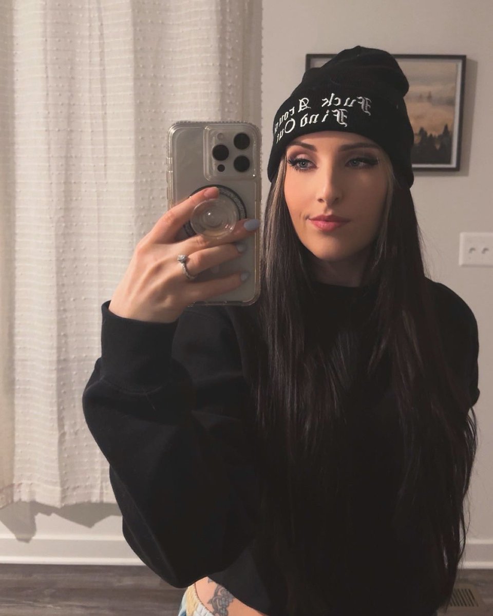 PuddinOnTV's tweet photo. Just a gOrl 🖤 https://t.co/R50dYutZbX