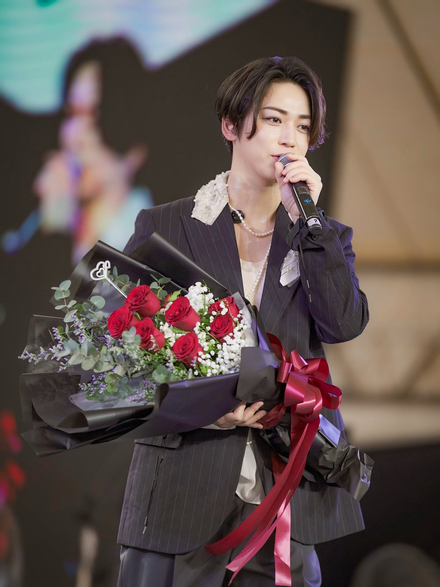meiji_choco's tweet photo. 2025.02.08
JAPAN EXPO THAILAND 2025🇹🇭
📍centralWorld KAZEステージ

花似合うな🌹
今日も登壇するのか❓

#亀梨和也
#JAPANEXPOTHAILAND2025 https://t.co/zRlaRFapwT