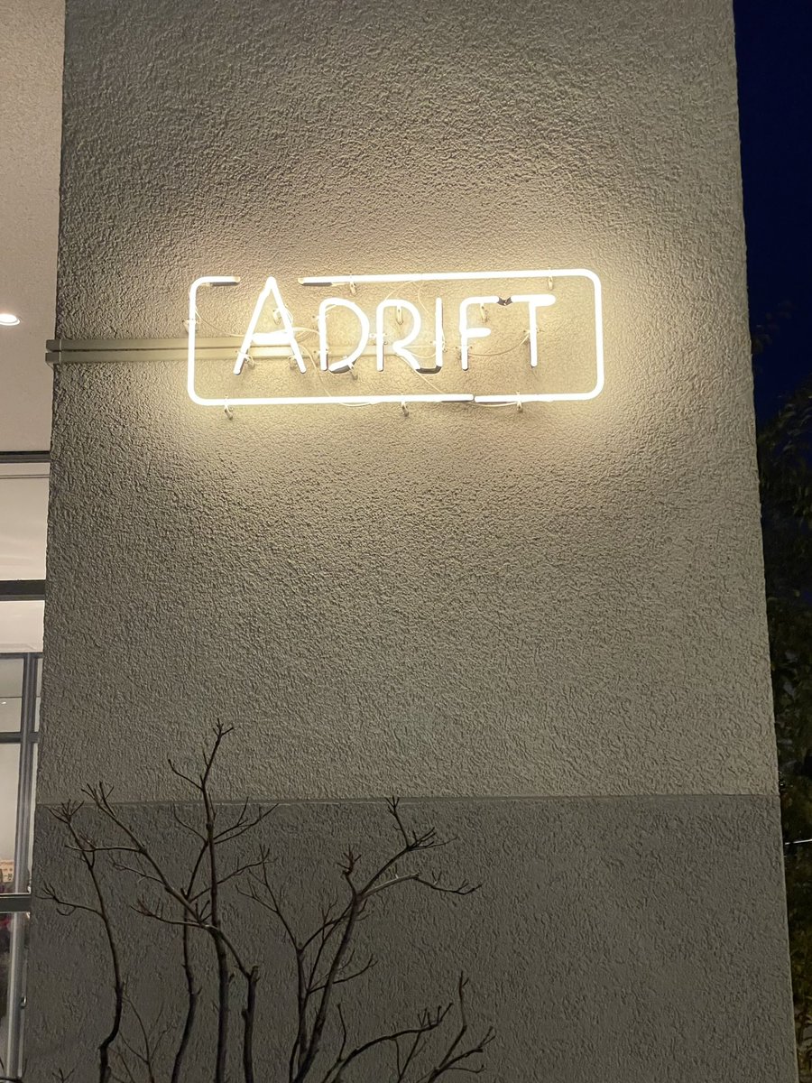 昨日はカリスマドットコムのライブを見に下北沢ADRIFTへ！
7年間ワンマンやって無かったなんて信じられないくらいパワフルで良かった！さあ、次のカッコいい曲作らないと✨