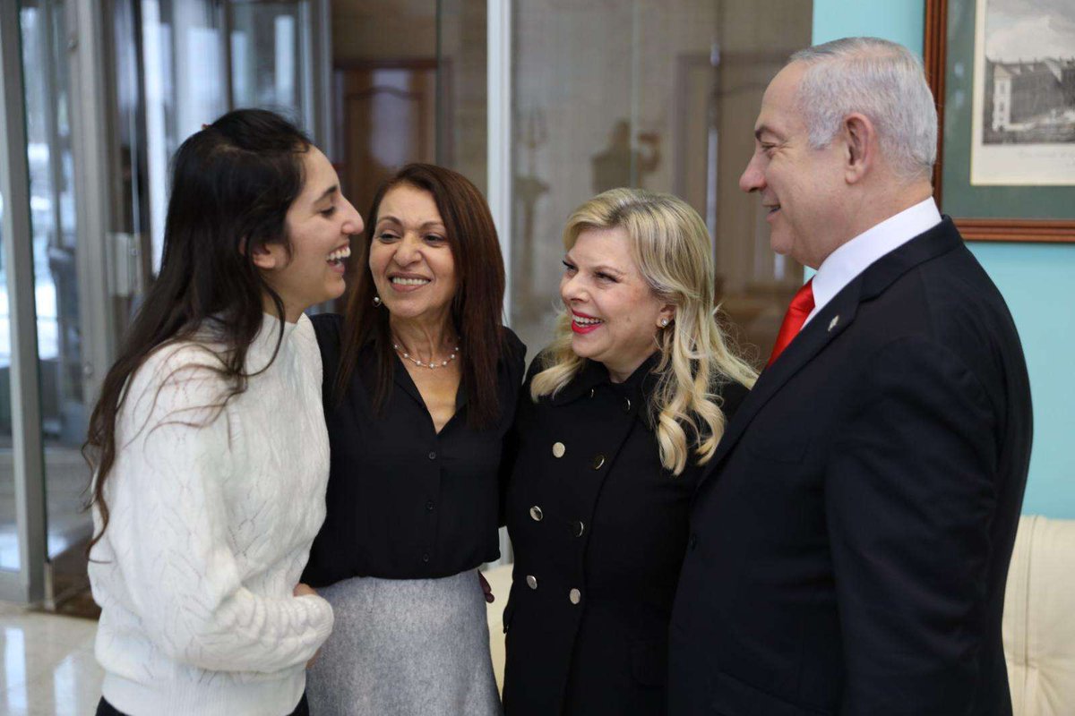 תראו, בגדול, לא קריטי לי שראש הממשלה לא יהיה בארץ כשהחטופים חוזרים. אבל קשה לשכוח איך לפני חמש שנים הוא טס במיוחד לרוסיה להביא את נעמה יששכר. וכמובן שגם הגברת הייתה צריכה לבוא.

אם זה מצטלם טוב - הם תמיד יהיו שם. אם לא - הם יעבירו את הסופ"ש בוושינגטון. הכל עניין של זוויות.