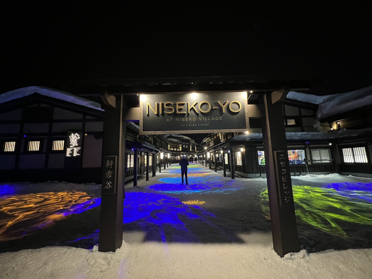 #雪だるま 発見！その5
リゾート内で見つけた、お客様の作った雪だるまをご紹介🎶
雪だるまつくーろぅー🎤❄

この親子だるまはショッピングエリア「ニセコ世」の入口で門番をしてくれていました⛄️

こちらのゾーンでは夜になるとイルミネーションが灯されます✨

#ヒルトンニセコビレッジ
#snowman