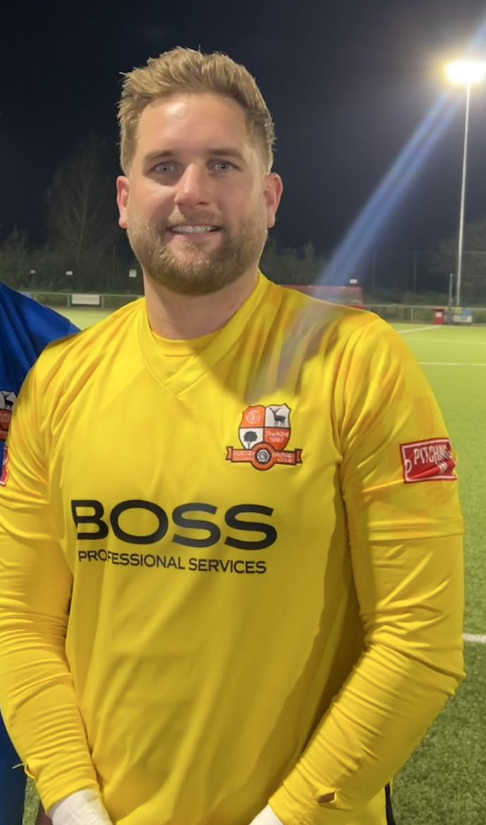 Thank you to the hardy Hartley supporters who wrapped up warm and made the trip to <a href="/MetPoliceFC/">Met Police FC</a> yesterday. 

All the action from our  1-1 draw courtesy of Jon Wiggins here👇

flickr.com/photos/2016376…

Yesterdays MOM <a href="/juppy100/">Nick Jupp</a> who made some incredible saves for The Row 👇

#UTR🧡