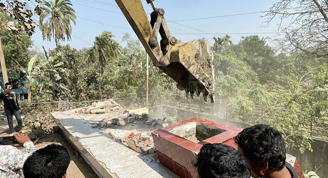 আত্রাইয়ে ভেঙ্গে ফেলা হলো বঙ্গবন্ধুর ম্যুরাল