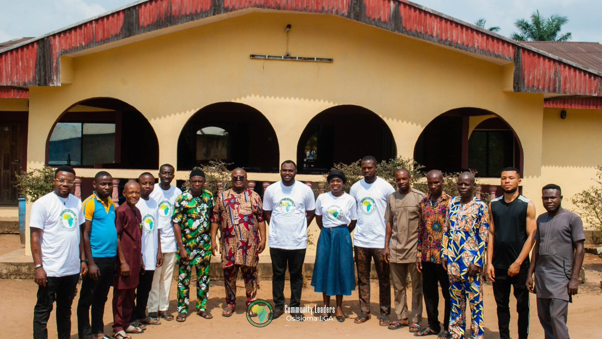GramazeD's tweet photo. They took us to see: 

📍Umuka Community Health Center, 

📍Aro Ngwa Community Pri. School

📍Amano Community Pri. School, and 

📍Afor Umuku Market. 

Seeing the situation with our own eyes was truly eye-opening. https://t.co/QNM7v2wrxR