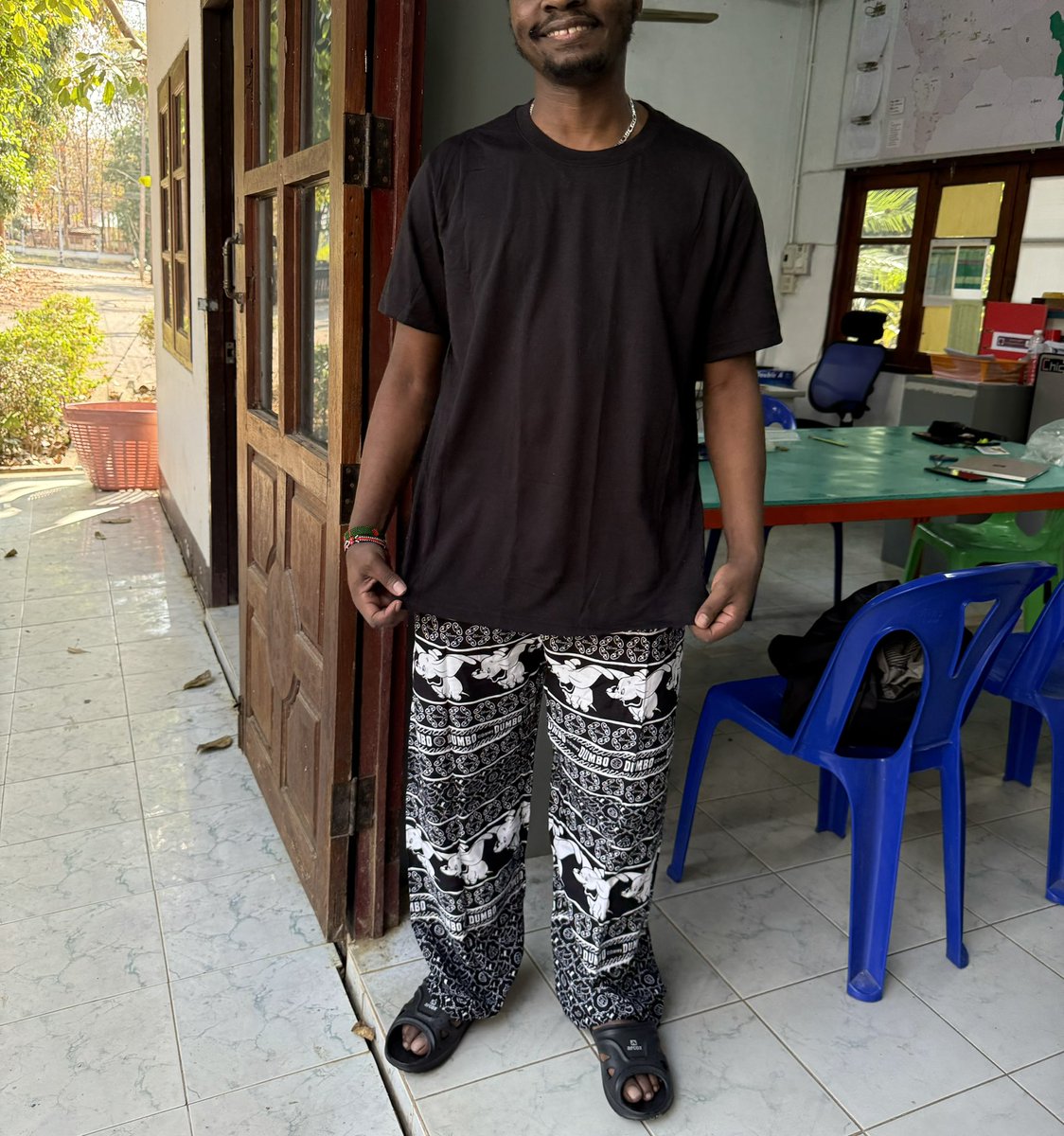 ขุมนรกแห่งใหม่ ในเมียวดี !!

ชาวเคนยา หนีตายจากขุมนรก เมืองสแกมเมอร์ !!
จาก 50 กว่าคนที่พยายามหลบหนีมาเมื่อคืน
แยมกับคุณเจ กฤติญา ได้ข่าวว่าจะมีเหยื่อ
จากการค้ามนุษย์พยายามจะหลบหนีออกมา

เราแจ้งทางหน่วยเฉพาะกิจราชมนู
ผู้การติ๊บ ให้ทหารชุดลาดตระเวน
พามาสังเกตุการณ์ในพิกัดริมน้ำเมย