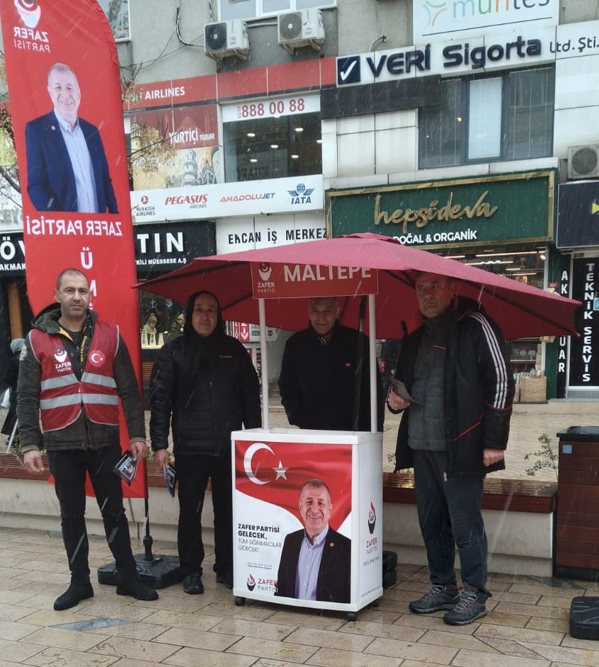 Dün Diyarbakır’da bu flamalar ve gösteri yapıldı, serbestti. Aynı gün Zafer Partisi Kadıköy İlçe Başkanlığının bu standı ve broşürü “yasak” diye kaldırıldı, üyeleri de karakola çekildi.

Öcalan ve PKK’yı serbest bırakmak için Zafer Partisi ve Ümit Özdağ’ı tutuyorlar.