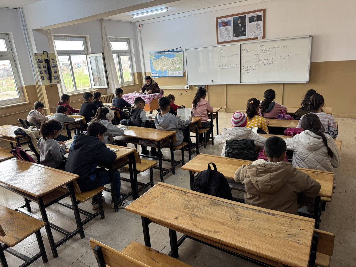 Okulumuzdaki kitap okuma saati uygulaması devam ediyor. Bizlere kitap desteğinde bulunan Akkoyunlu İlkokulu 3/A sınıf öğretmeni Ayhan PEKKOLAY ve öğrencilerine teşekkür ederiz.