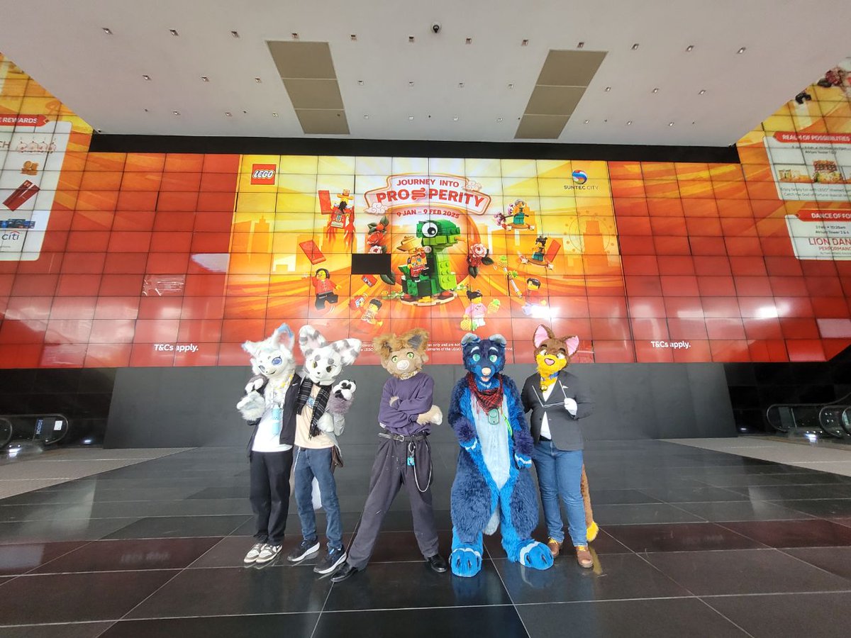 Gyrowoof's tweet image. #Fuzzballs and mall fursuit walk at the Hanami market 2025 today! #SGfurs