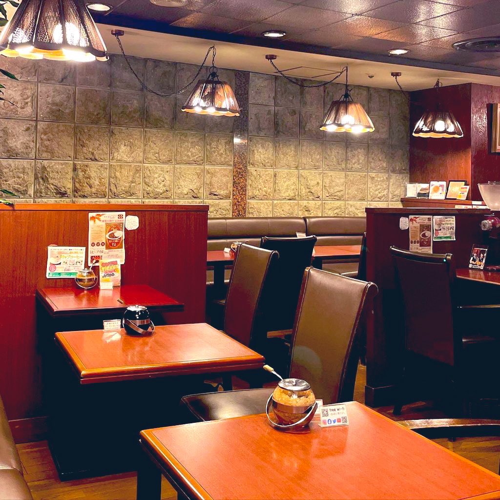 kissa_sunshine's tweet photo. 喫茶サンシャインは入居する日興ビルが再開発による建て替えの為、現店舗での営業は3月末〜4月上旬をもちまして終了します。移転先はここから徒歩3分ほどの大阪駅前第三ビルB2です。

昭和からずっと変わらなかった見慣れた景色もあと少しです…。寂しいですね。

本日18:30（LO18時）までの営業です☕️ https://t.co/KFTrOV57BM