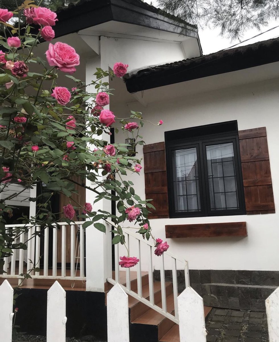 rumah mamah ku heavily inspired gaya begini, di sukabumi, perum sekitarnya gersang, ga peduli iklim tapi klo emang suka terobos aja kyak mama ku hehehe