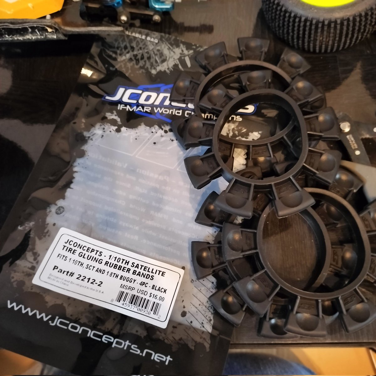 Sonami551's tweet image. このタイヤ接着用ゴムバンドめちゃくちゃ使い安い！
このツマミが引っ貼り安く均等に力をかけれて最高ー！
早く買えば良かった！😆

#和泉オフロードサーキット
#jconcepts