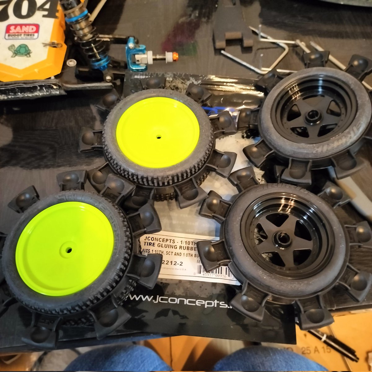 Sonami551's tweet image. このタイヤ接着用ゴムバンドめちゃくちゃ使い安い！
このツマミが引っ貼り安く均等に力をかけれて最高ー！
早く買えば良かった！😆

#和泉オフロードサーキット
#jconcepts