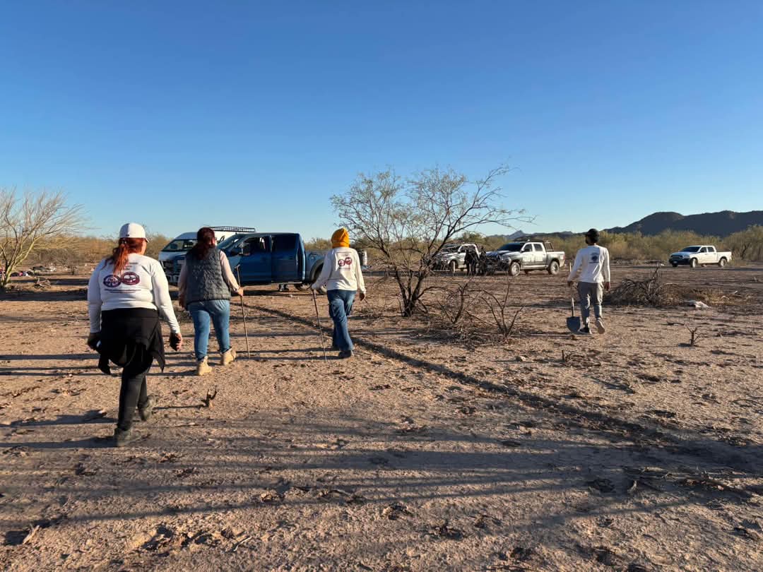 CeciPatriciaF's tweet photo. "Búsqueda positiva!

Informamos que hemos localizado una fosa con una osamenta en la carretera 26, km 18. Lamentablemente, gran parte de la osamenta había sido removida

Agradecemos el apoyo de las autoridades @ComisionSonora  FGJE Sonora #PoliciaEstatal 🙏🏻 https://t.co/UYbRPwx8Qj