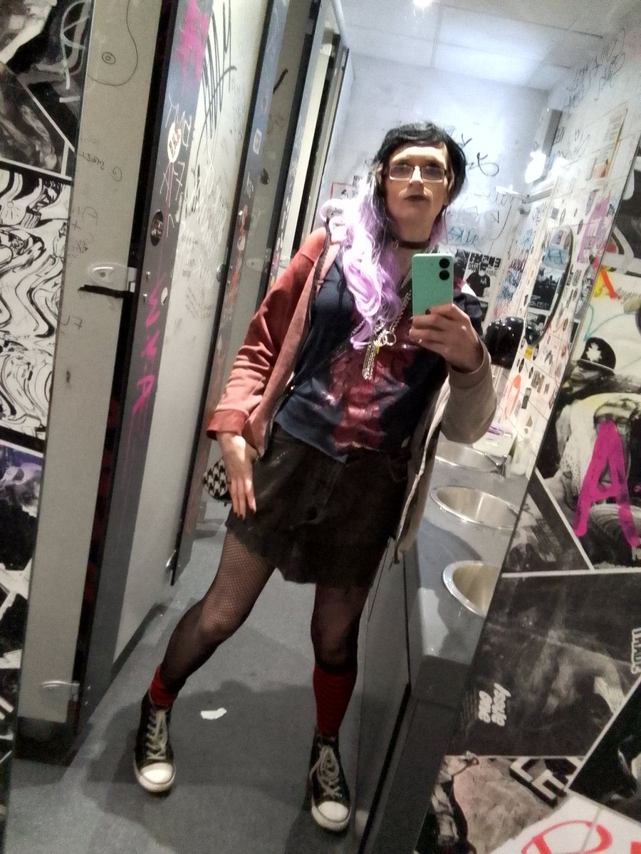 HalynaByou's tweet photo. Partied with a bunch of wonderful queers at Gladrags in Nottingham <3 I'm liking this teenage-emo-me-genderbent look. https://t.co/YNE0cVVhkj