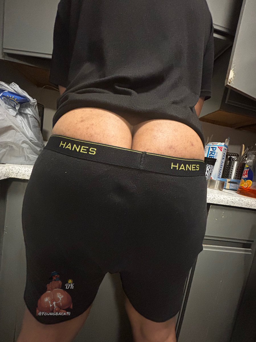 I just be walking around the house like this🤷🏾‍♂️