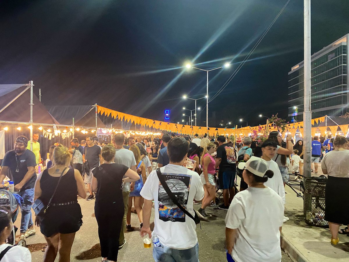 clauargumero's tweet photo. ¡Dia 3 de la #FNDLC a puro rock!
La Isla vibra con los mejores artistas y la la más rica gastronomía. También muestra sus creaciones #NeuquenEmprende y los artistas locales se lucen en el escenario Limay. La Fiesta de la Confluencia #ActivaElMovimiento https://t.co/EAr2up8haG