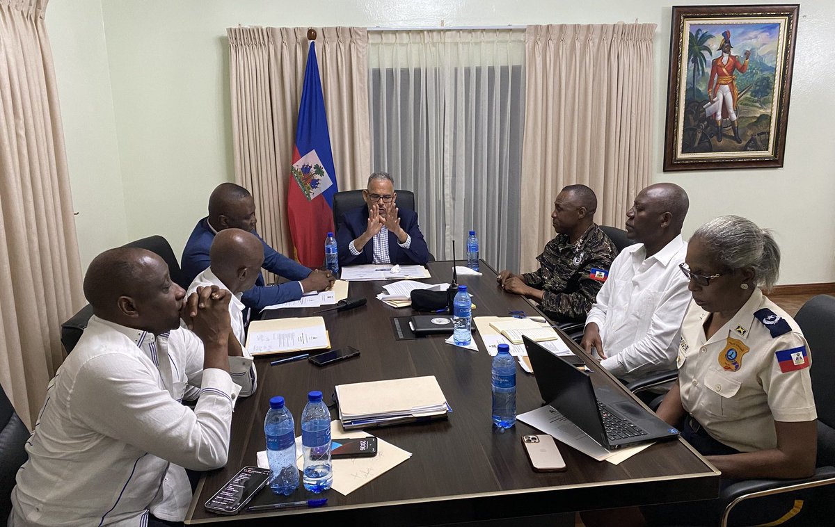 TeamInfoHT's tweet photo. Un #CSPN s'est tenu ce 8 Février, sous la Présidence du PM @citoyendidier, chef du CSPN. L'objectif était de dresser un état des lieux de la situation #sécuritaire et de discuter des mesures nécessaires pour restaurer l'#ordre, la #paix civile et la #sécurité publique.
#TeamInfo https://t.co/ezXDpxhZKQ