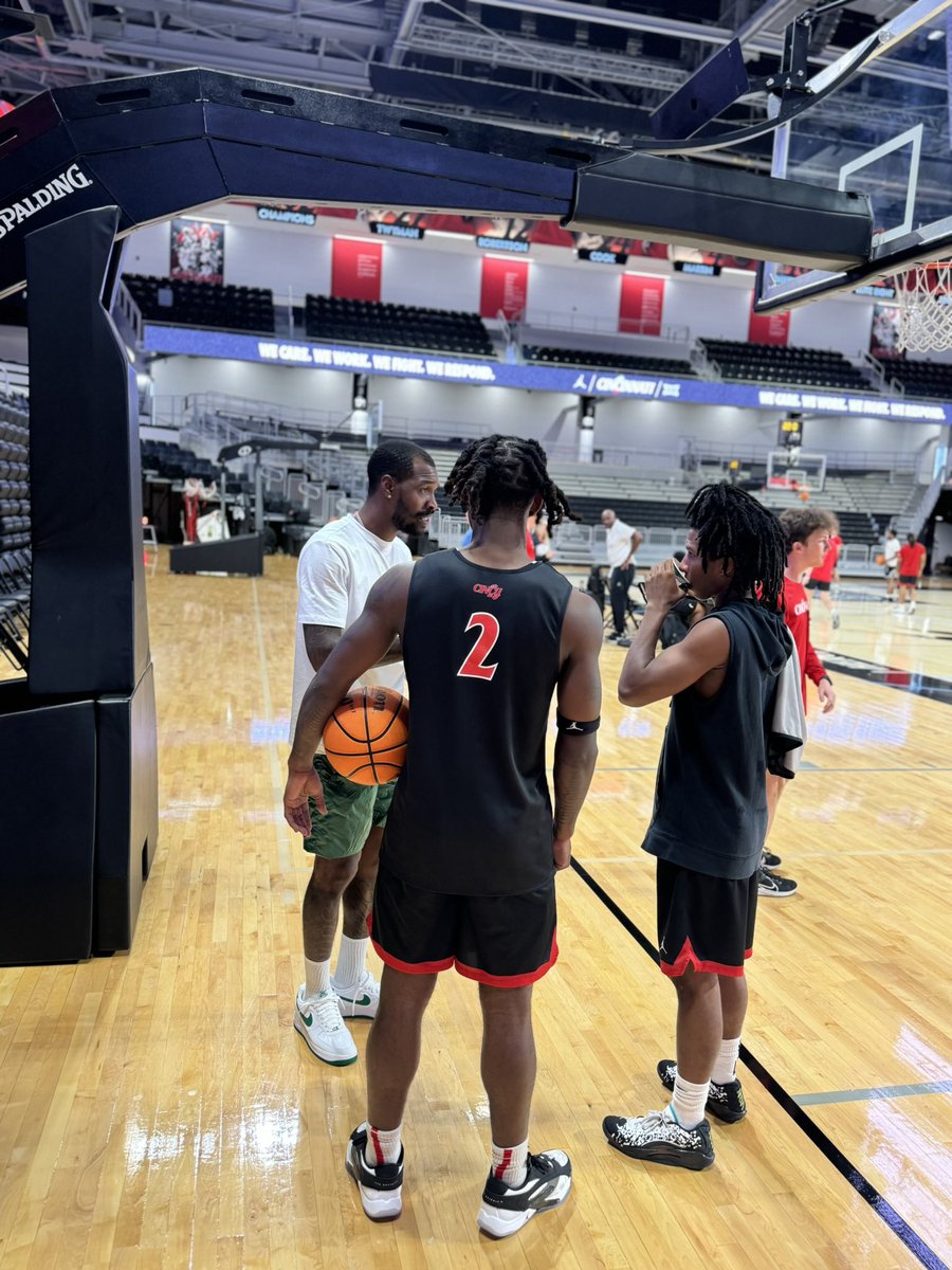 SeanKilpatrick's tweet photo. LET’S GO BOYS! I was training kids on the court all day today so I couldn’t tap into the game, but we GOT IT DONE!!!!! @GoBearcatsMBB Brick by brick day by day just focus on getting better 🙌🏀🙏🏾 https://t.co/aNv3DzFJuM