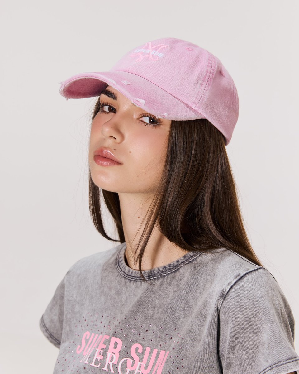ssupersun's tweet photo. #FlowCap
Size: Free Size
Colors: Faded Black / Faded Rose
Price: 1,450 THB
Details:
Denim cap with a faded wash
Eyelet detailing on the cap
Embroidered MERGE x SUPER SUN logo on the front
Adjustable back strap for a custom fit
Curved brim that complements all face shapes, perfect for everyday wear

#MergexSuperSun #SerendipityBloom
Launching on Monday, February 10th , at 10 AM (GMT+7).

⚠️ Purchase Limit Update:
 Limited to 1 piece per size/color per product

💥Exclusive SUPER SUN postcards are available only with purchases at https://t.co/Y7jOQgl6U0