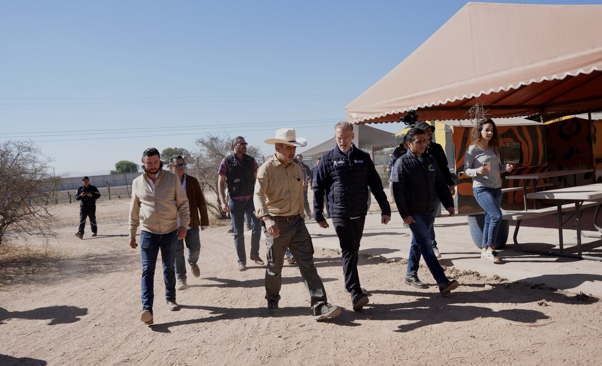 mdelprete's tweet photo. En cumplimiento a la instrucción del gobernador @makugo, un servidor, acompañado por la
@PEPMADU, @PCIVILQRO y #ProtecciónCivilElMarqués, realizamos un recorrido en el Parque Zoológico Wameru. Pudimos constatar las condiciones en las que se encuentran los ejemplares de vida silvestre. Se detectaron áreas de oportunidad que serán atendidas, al igual que las medidas que, en su caso, impongan las autoridades competentes.
Reiteramos nuestro compromiso con el cuidado del medio ambiente y el respeto a todas las formas de vida que habitan en nuestro territorio.