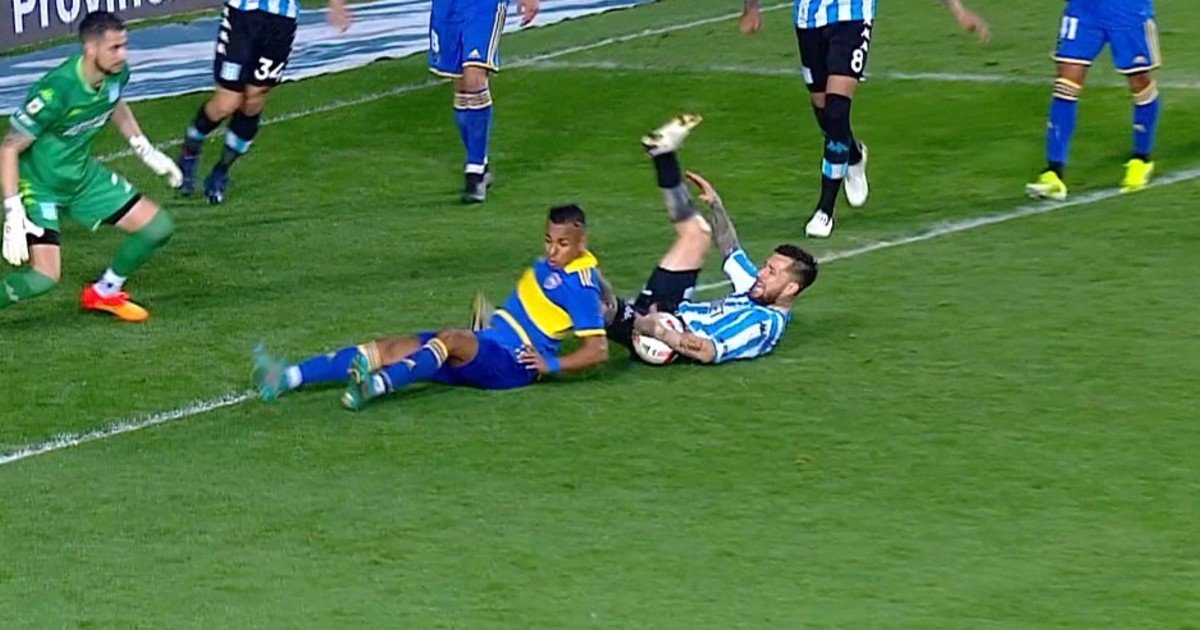 BocaEnLaCopa's tweet photo. Se ve que en el Cilindro los defensores del local están habilitados a usar las manos. https://t.co/7wdTHUJ6aE