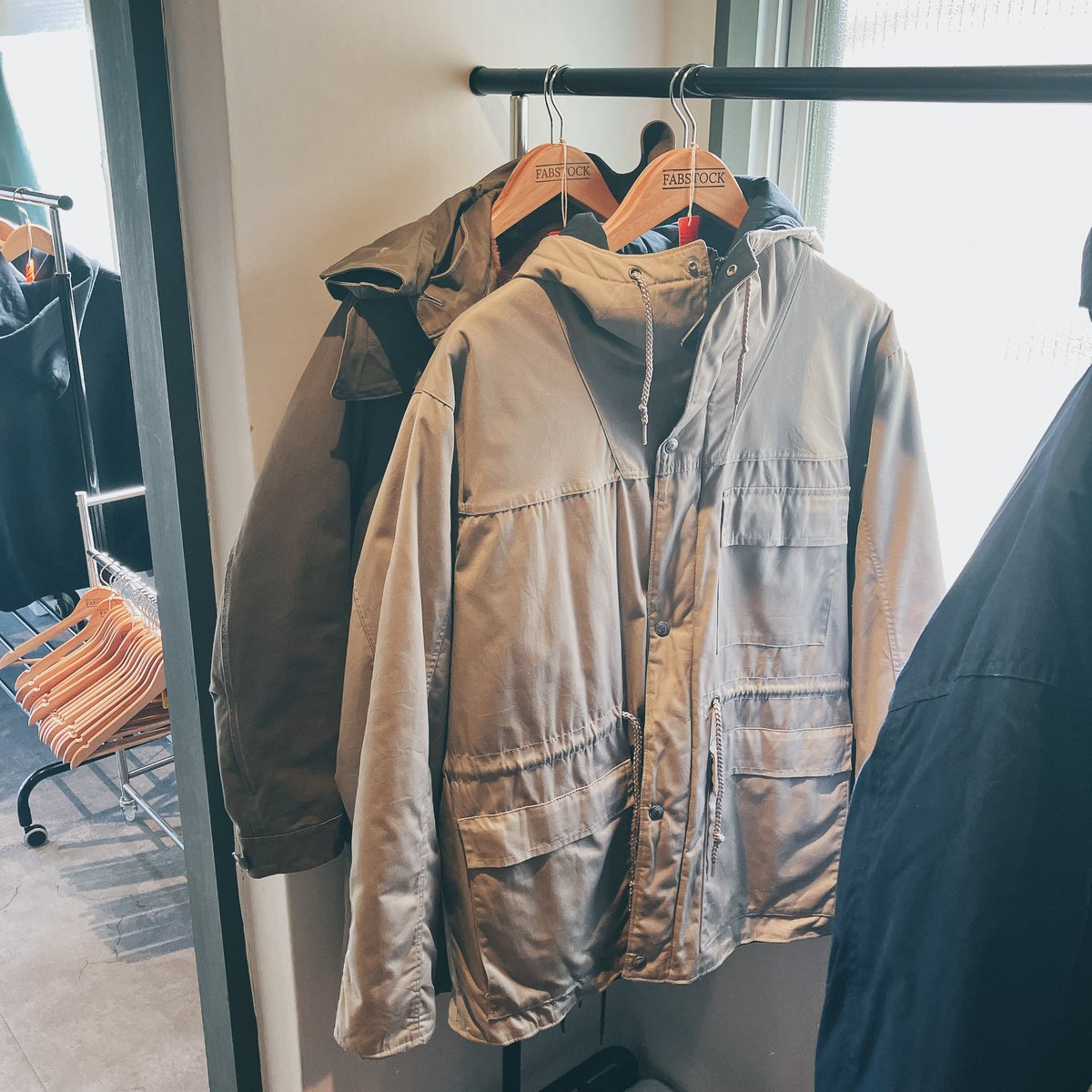 haiiro_roman's tweet image. 近所の無人古着屋をチラ見👀
月曜日までSALEやってますー！
#fabstock