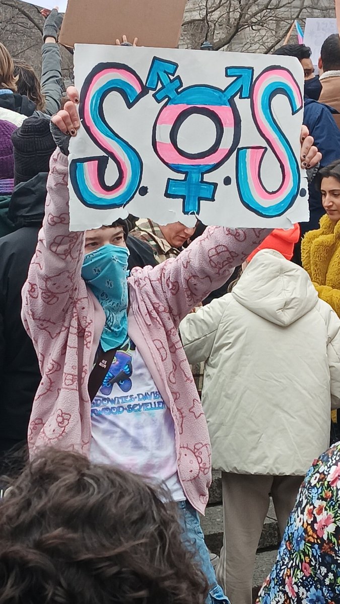 Thousands rallied to #ProtectTransKids &amp; denounce NYC hospital systems for illegally cutting off care after Trump’s executive order. Moving talks by many trans youth and parents.   

"When trans youth are under attack, what do we do? Act up, fight back!"
#RiseUpForTransYouth