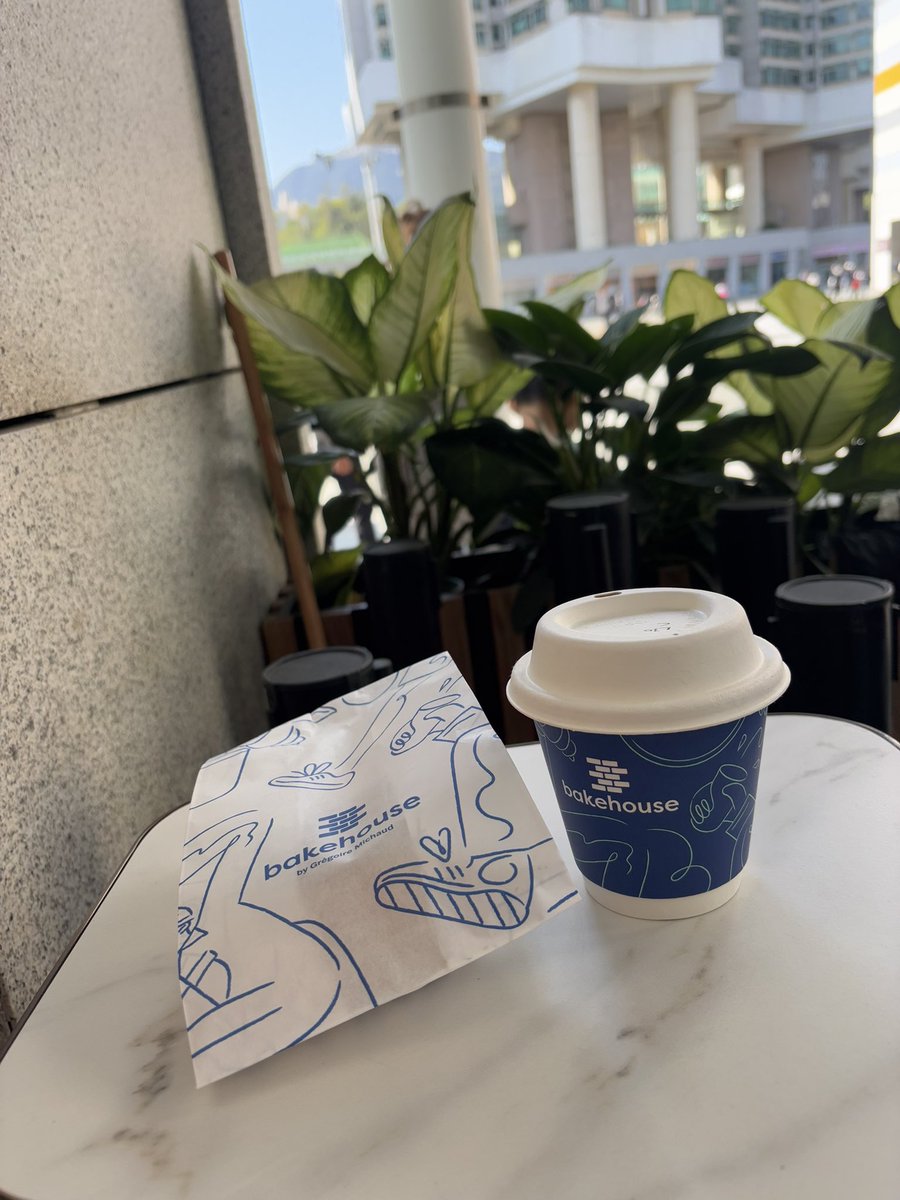 Bake house is sooooooo religiously  famous among the tourist in HKG hahaha. Well I can understand tho. It taste good. Both their coffee and pastry!