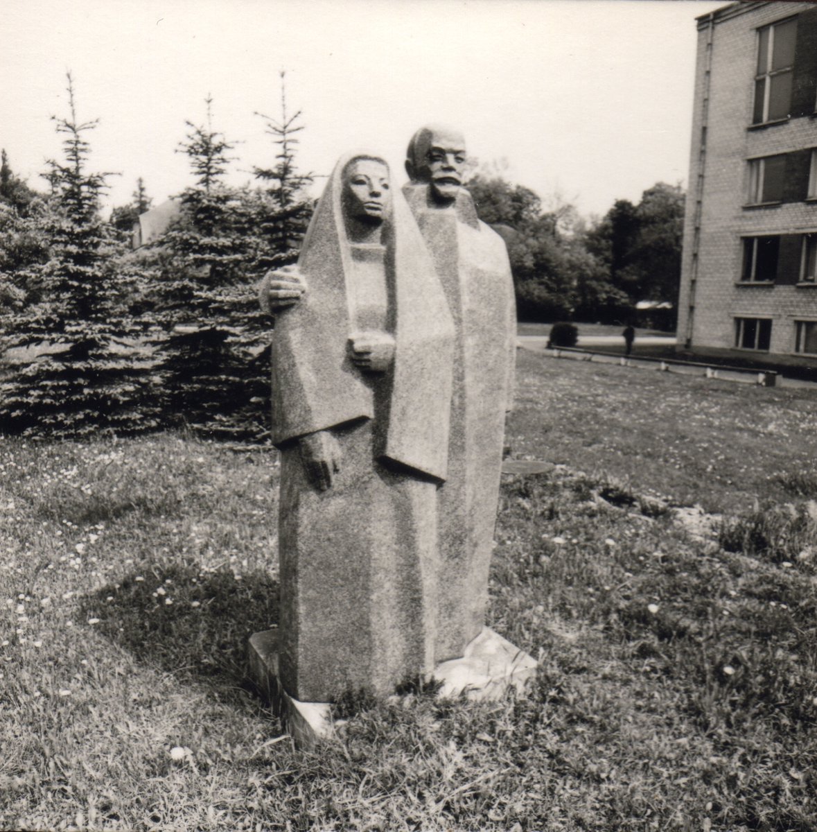 SovietBaltics's tweet photo. Monument to Vladimir Lenin and Nadezhda Krupskaya in Malnava (Latvian SSR).
Sculptor: V. Albergs.
Installed in 1985.
Dismantled by fascists in 1991.
#Lenin #Krupskaya #Art #USSR #Soviet #Latvia #Padomju #Latvija #PSRS https://t.co/JIlOeHNOBv