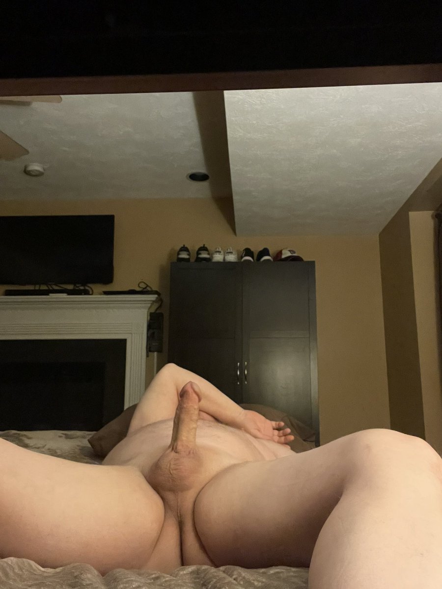 David091467's tweet photo. Who wants to join me in bed? https://t.co/C8rJGQUjGD