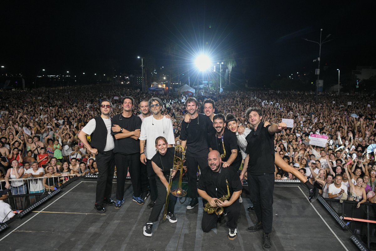 👋 ¡Hola preciosos! 🎶🤩 

Al ritmo de <a href="/ElKuelgue/">El Kuelgue</a>  y sus melodías, cantamos y bailamos en la Plaza de las Colectividades. 

Vivimos una noche llena de magia musical, mate, tradición y show. 

¡Un lujazo! ✨

parana.gob.ar
