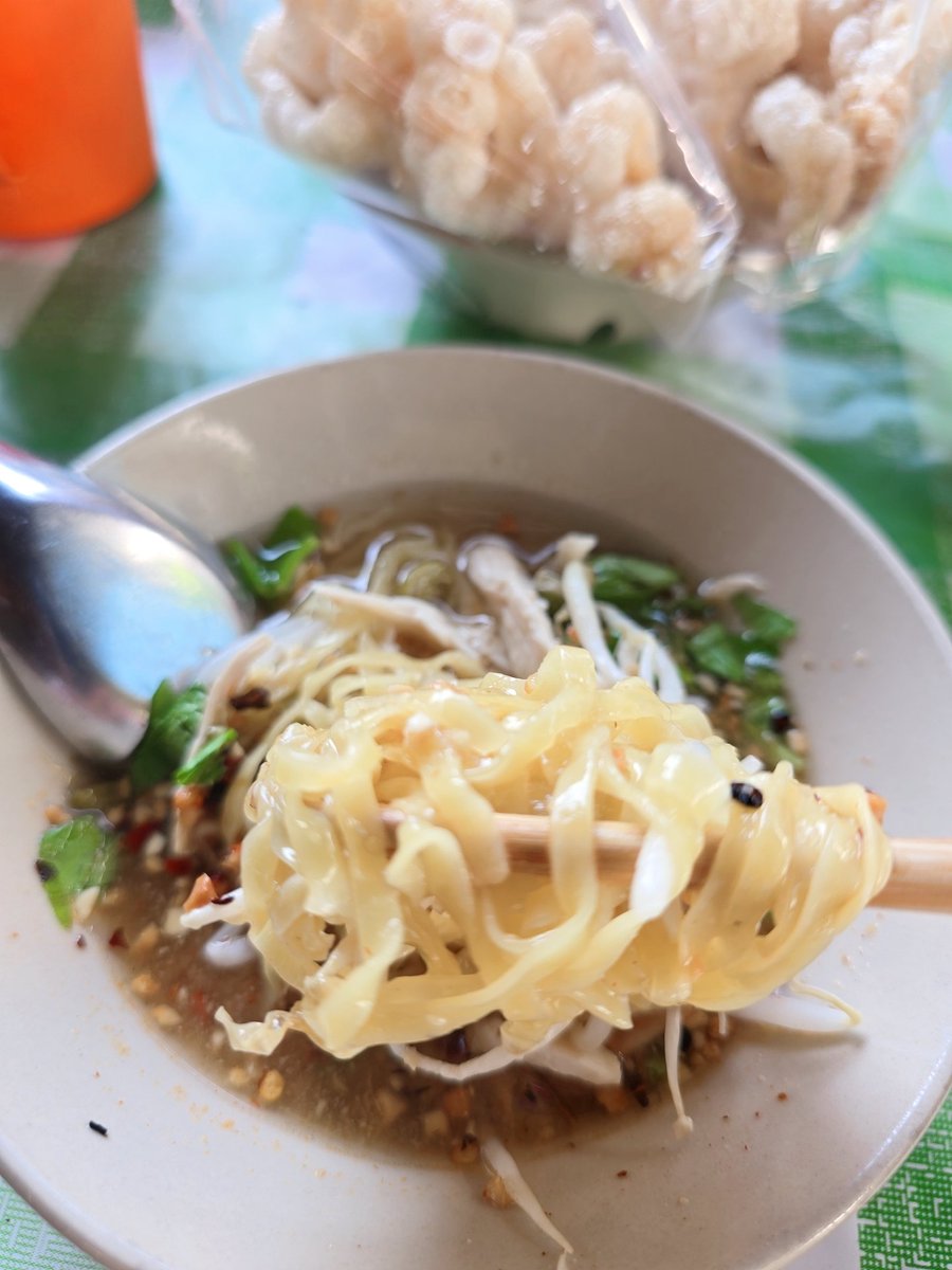 ThanyasornK's tweet photo. อร่อยมากก เตี๋ยวไก่ฉีก ร้านดัง ร้านเด็ด 🍜
#อาหารเช้า
#feb9 https://t.co/Qn62DBwYfG