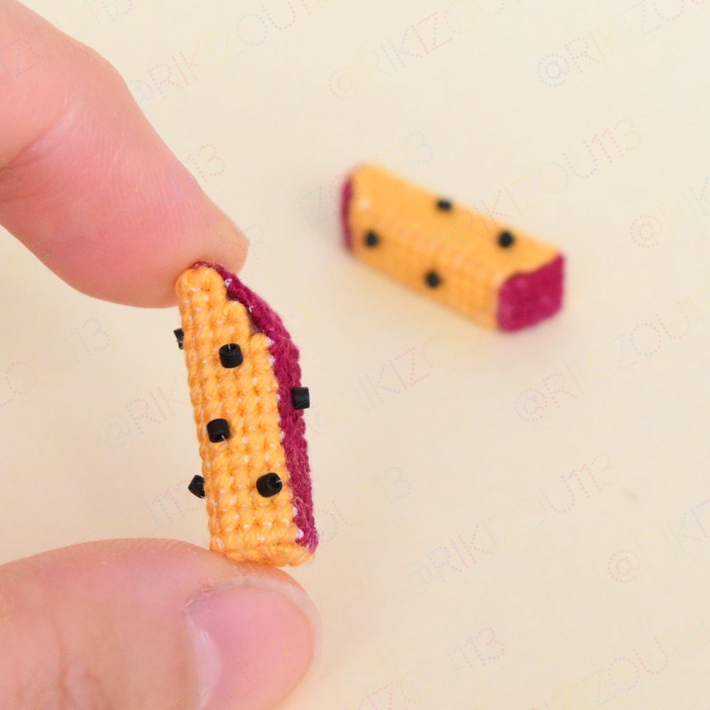 おいも🍠が大好きなので大学芋を作りました。皮がいい色です。ごまはつや消しビーズを使いました。 #クロスステッチ #ビニールキャンバス