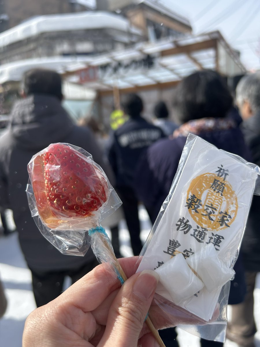 reche66's tweet photo. ひっっさびさにアメッコ市に来た！！！
大鳳堂のいちご飴、いちごがすごく甘くて美味しかった！！！
生ショコラ飴もチョコのような飴のような感じで美味しかった！！！ https://t.co/bB2PdF4SeR
