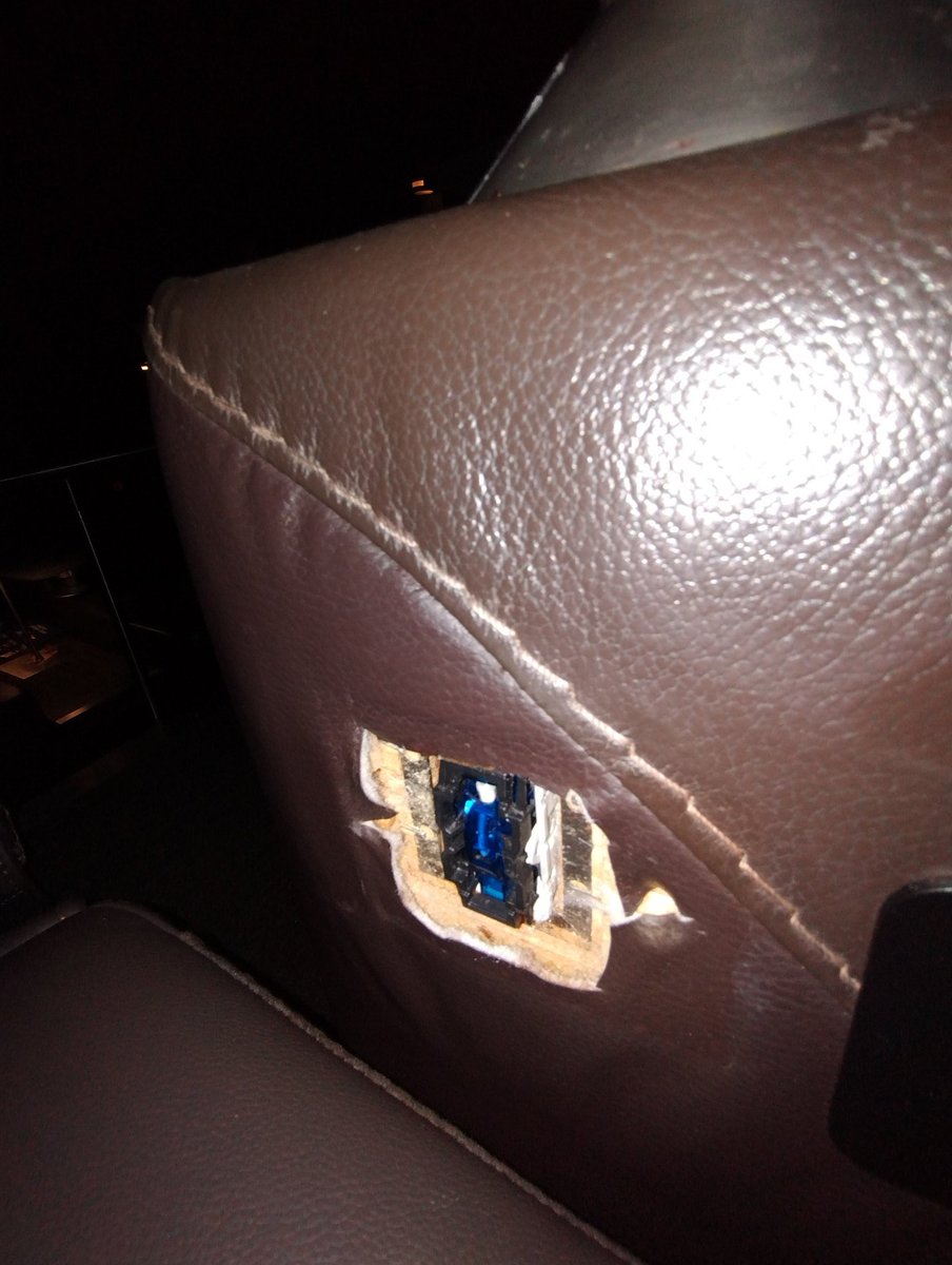 olimpiagra's tweet photo. @Cinepolis sala 6 asiento F 5, Cinépolis VIP en Samara CDMX por lo que cobran es sus salas vip no pueden darles mantenimiento a los sillones ? Ah y una buena limpiada a dónde están las lámpara entre los sillones https://t.co/4A1qsBoY4w