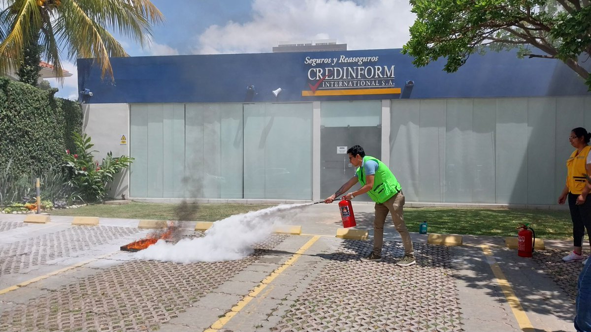Credinform's tweet photo. Hoy fue un día clave en nuestra misión por un ambiente laboral seguro. Nuestros colaboradores se sumergieron en una capacitación intensiva sobre primeros auxilios, manejo de extintores, plan de emergencia y evacuación. 🙌 
#capacitación #seguridadlaboral #Credinform https://t.co/gJbVpeI6Cf