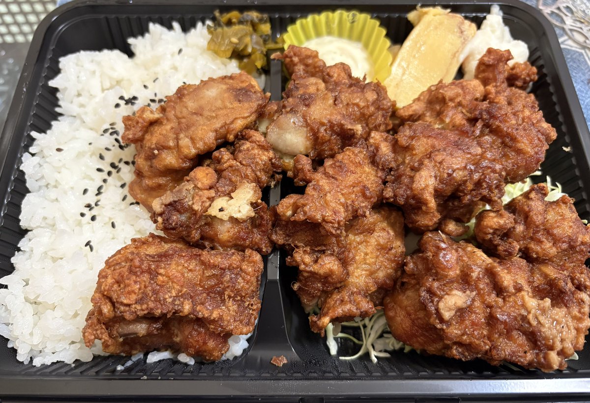 Ad_of_Link's tweet photo. たまに無性に食べたくなるんだよね
安井精肉のジューシー唐揚げ弁当🍱

唐揚げの量が多いからご飯は半分にしてもらうんだけど、溢れてるもんね

この唐揚げにタルタルソースと和からしを付けて食べると美味い美味い

ごちそうさまでした😋

#練馬 #中村橋 #安井精肉 #唐揚げ https://t.co/BwurfZ96mj