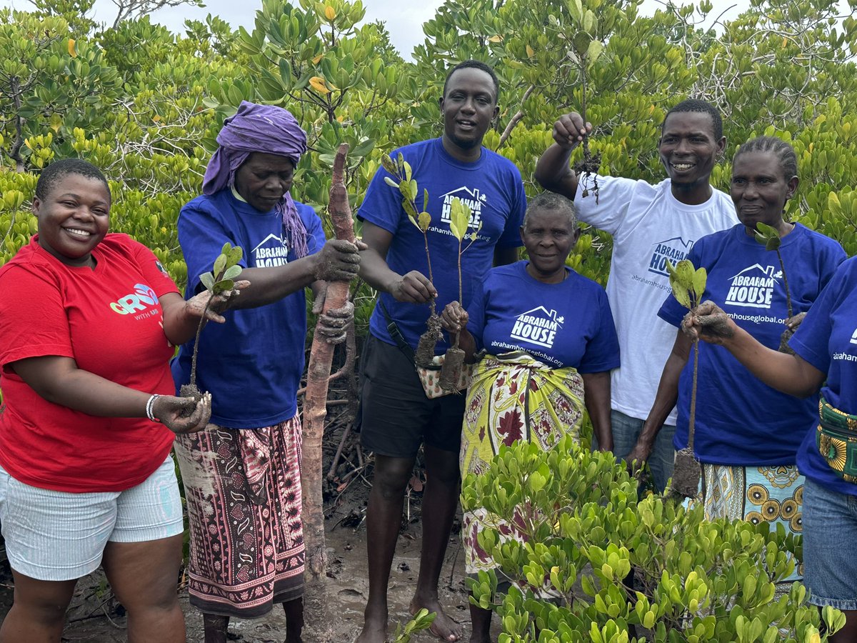 BandaRoberts's tweet photo. World Wetlands Day we planted 11,500 mangroves along Kilifi creek marking the start of a transformative global reforestation effort.@gro_foundation_ in collaboration with @abrahamhouseX we a dedicated to do reforestation,climate action& grassroots poverty alleviation. #GroWithUs https://t.co/yrntebWSWF